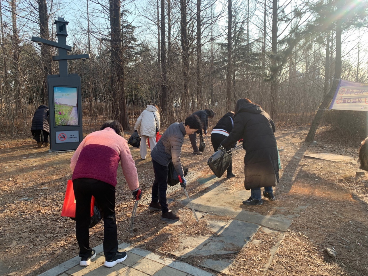 연수구 동춘2동 통장자율회는 지난달 25일 우리 동네 우리 손으로 깨끗하게 라는 슬로건을 내걸고 환경특공대 활동을 시작했다